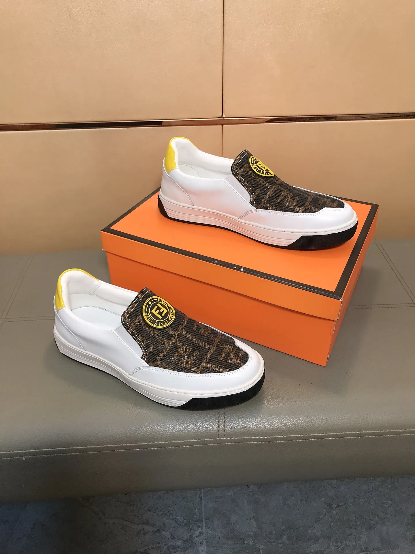 Factory price 400 🔆🔆[fendi] Fendi's classic and comfortable men's casual shoes, cowhide leather upper + brand printed surface, sheepskin lining + feet, rubber wear-resistant outsole. This unique style is suitable for all seasons, casual and exquisite sensibility, comfortable and natural on the feet. Everyday casual travel style in autumn and winter! Code number: 38-44